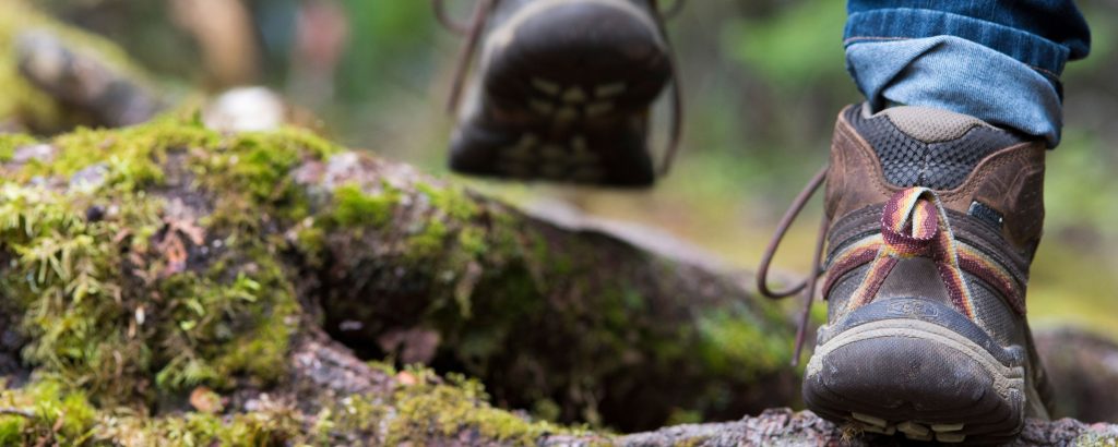 Gros plan de bottes qui marchent dans la forêt