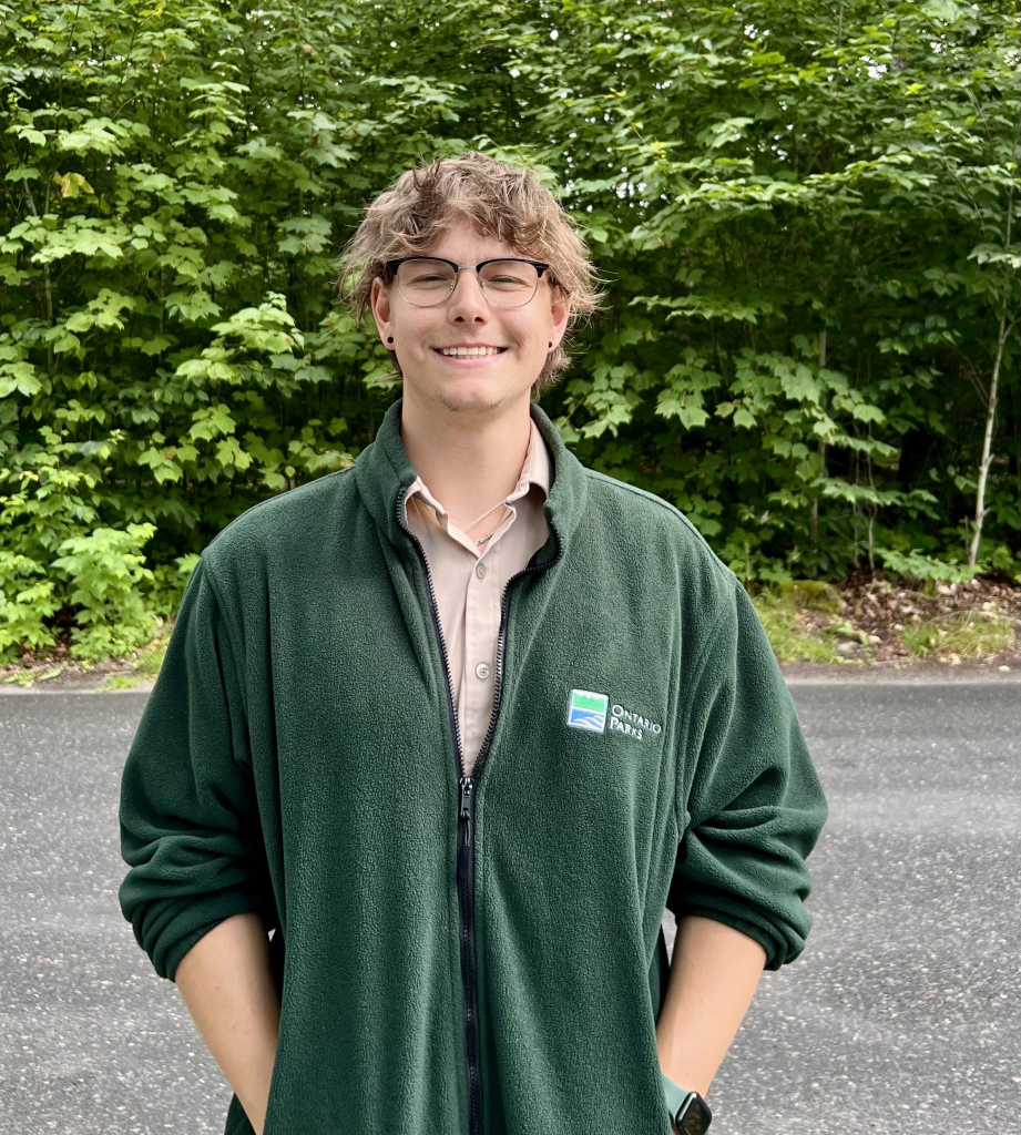 Jack, tout sourire, à côté d’une route