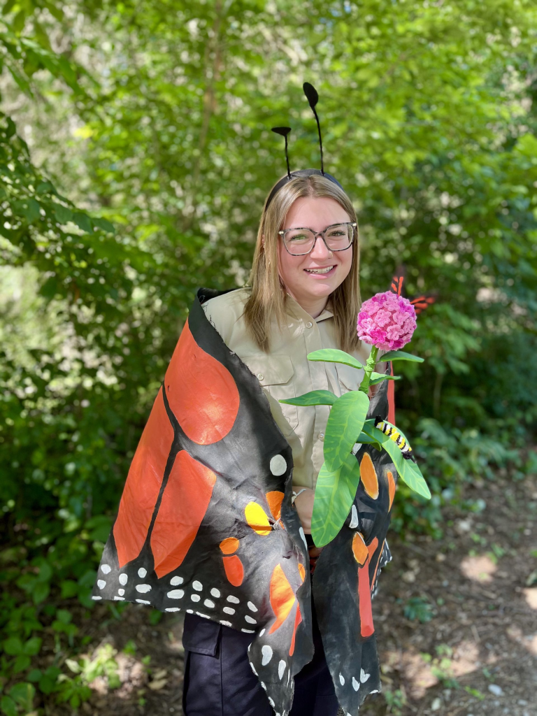 Grace vêtue d’un costume de papillon monarque, à l’extérieur