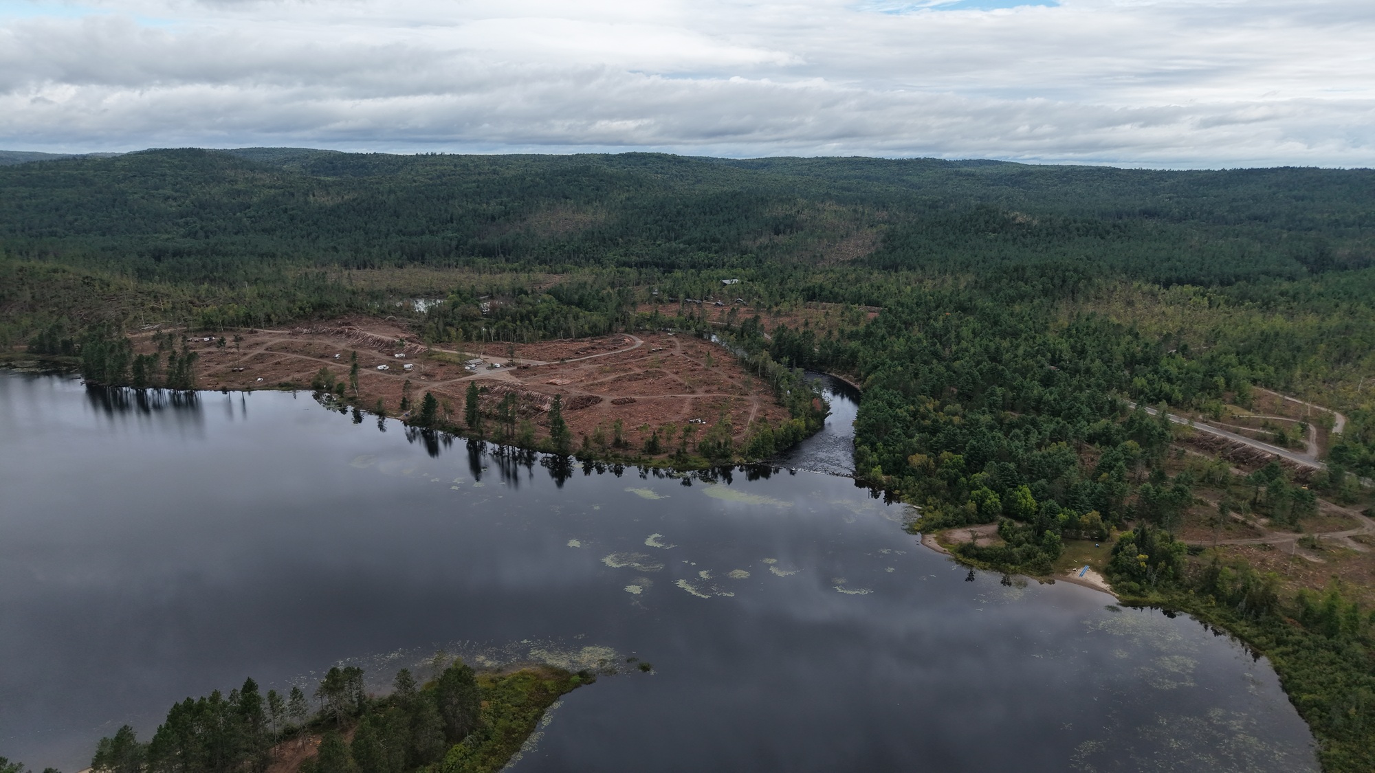 Même vue aérienne montrant des centaines d’arbres tombés, en particulier dans les zones de camping