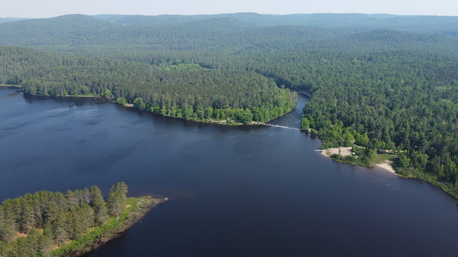 Vue aérienne d’un lac et d’une forêt verdoyante