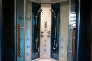 Shower/tub in Pine Shores Cottage at Bonnechere