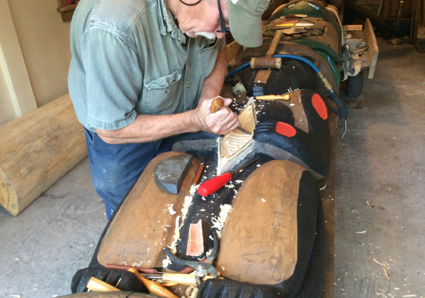 Dan carving pine log