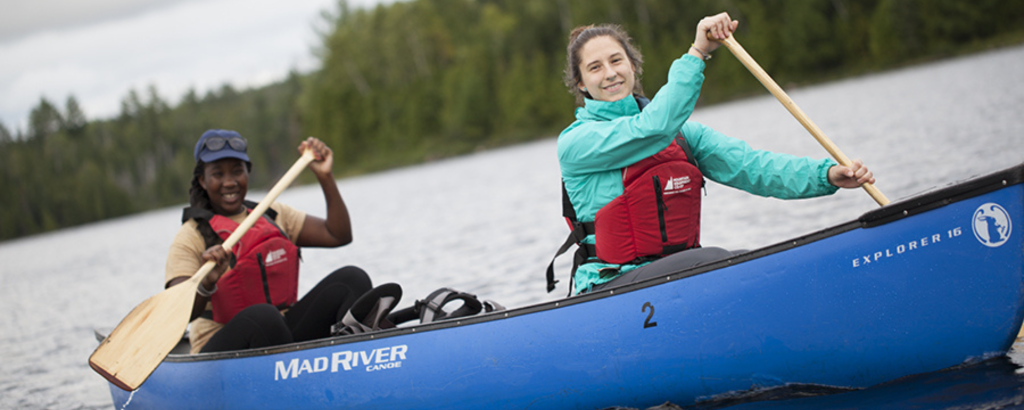 2 people canoeing