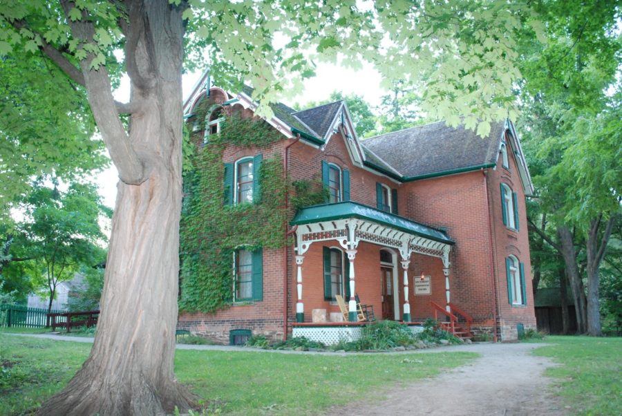 View from the pathway leading to the farmhouse.