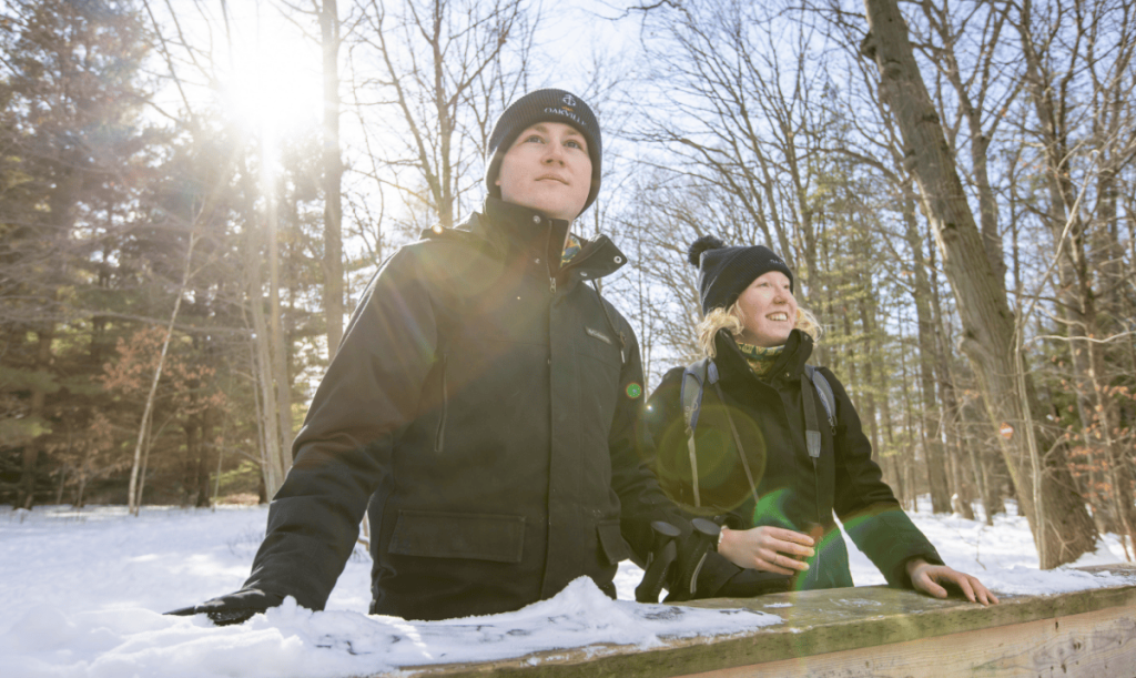 Un couple explorant un sentier en hiver