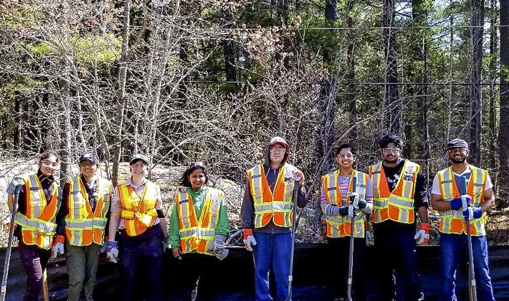 volunteer students at work in Grundy Lkae