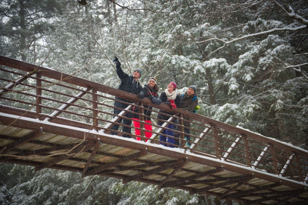 Randonneurs sur un pont