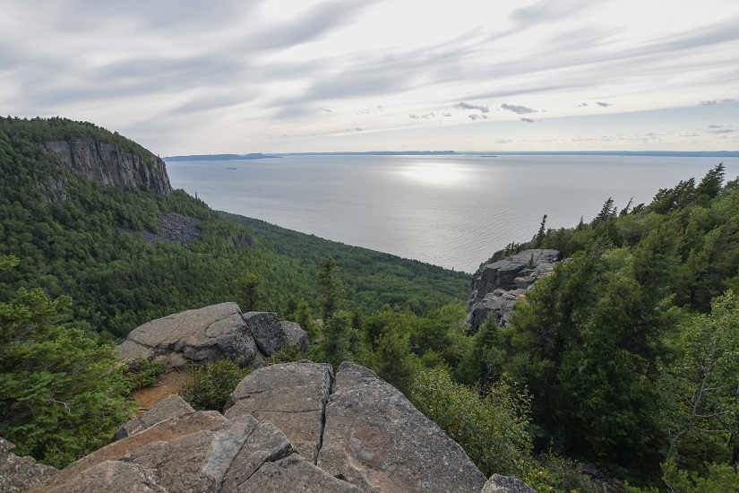 Lookout over a cliff and trees and lake