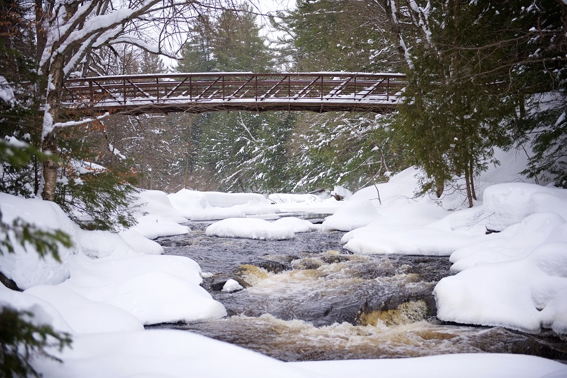 un pont sur une rivière en hiver