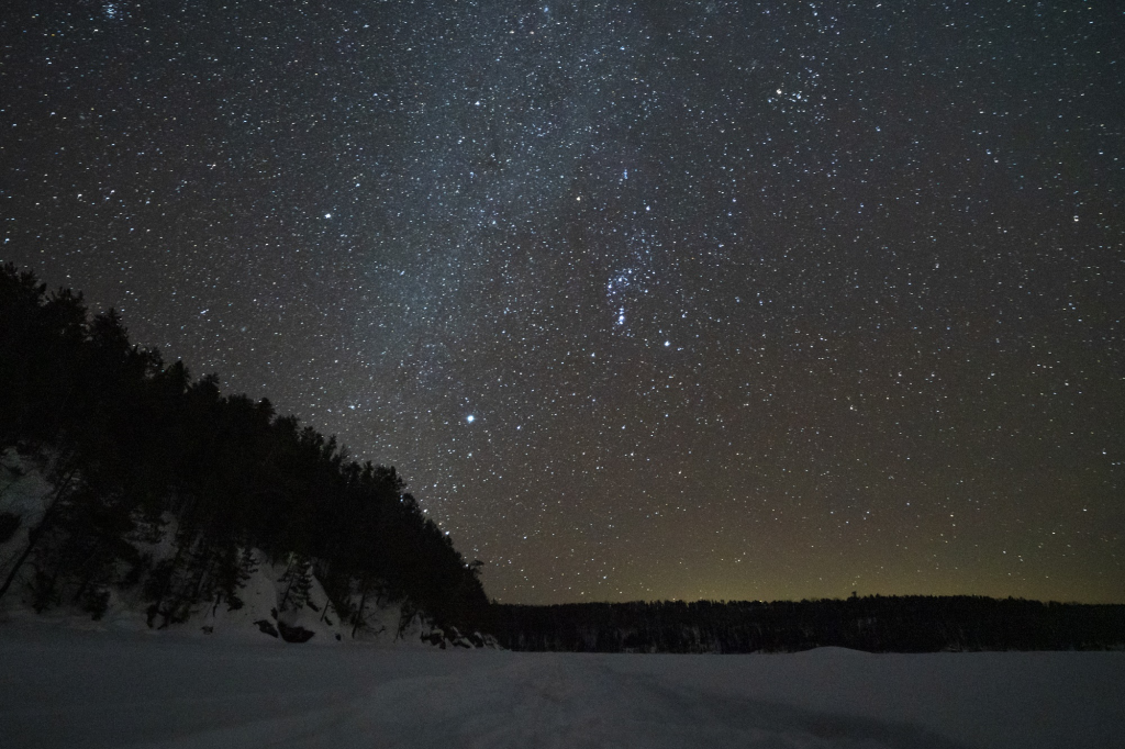 ciel étoilé avec de la neige au sol