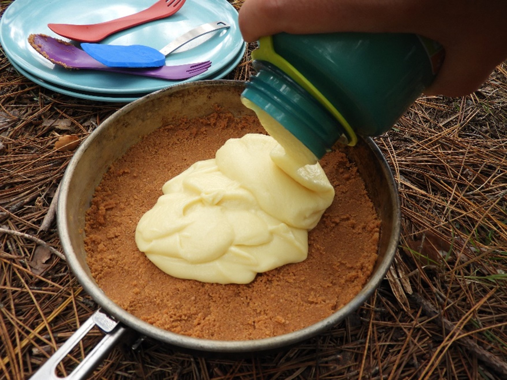 pouring cheesecake into crust