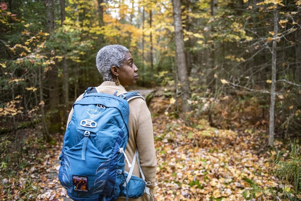 Un randonneur portant un sac à dos dans une forêt