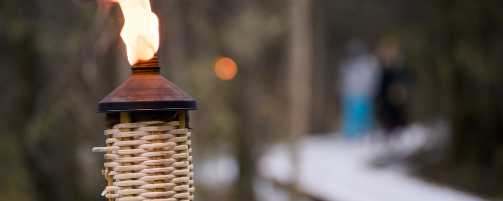 Sentier hivernal éclairé à la torche dans une forêt