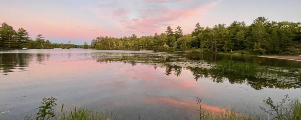 A pink sunset on a lake