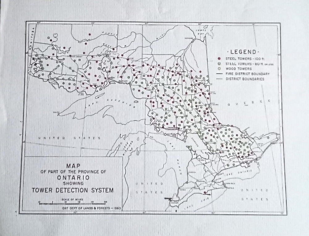 Carte en noir et blanc du Sud de l’Ontario et de la moitié inférieure du Nord de l’Ontario, où l’on voit les nombreux points représentant les tours de guet