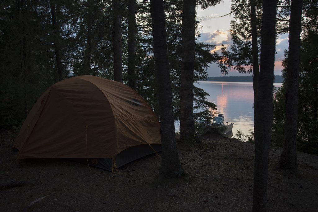 emplacement de camping ombragé avec tente