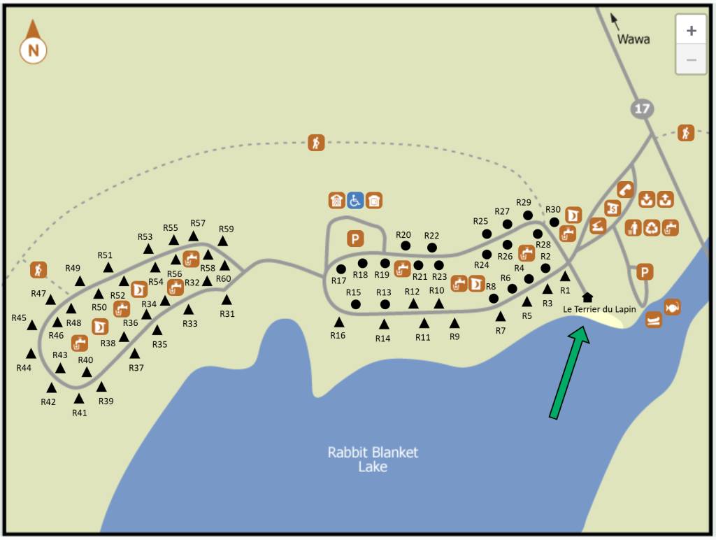 Carte du terrain de camping Rabbit Blanket indiquant, par une flèche, l’emplacement de la cabane Rabbit’s Burrow à l’extrémité est du terrain de camping, en bordure du rivage.