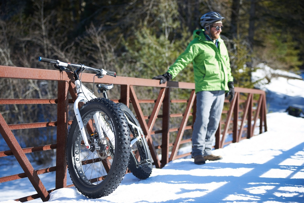 Vélo à pneus surdimensionnés sur le sentier de vélo Old Railway en hiver