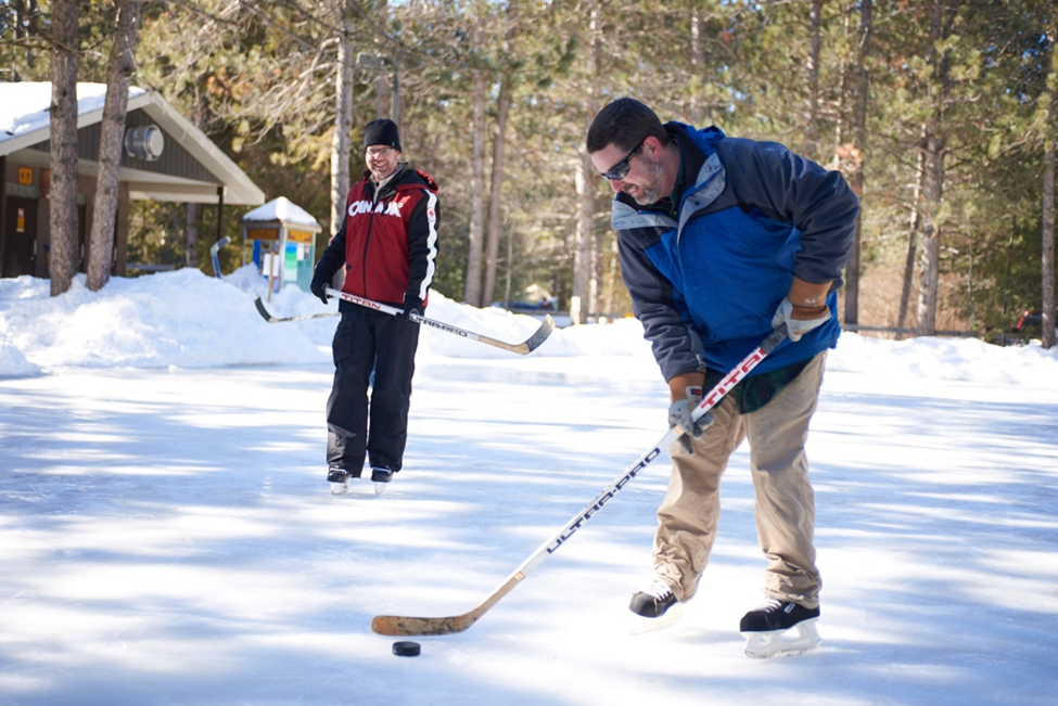 Patinage et hockey sur la patinoire du terrain de camping du lac Mew