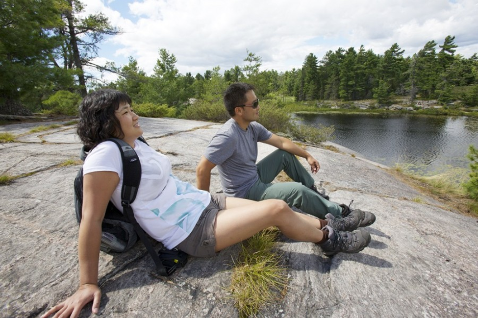 Deux randonneurs assis au bord d’un lac