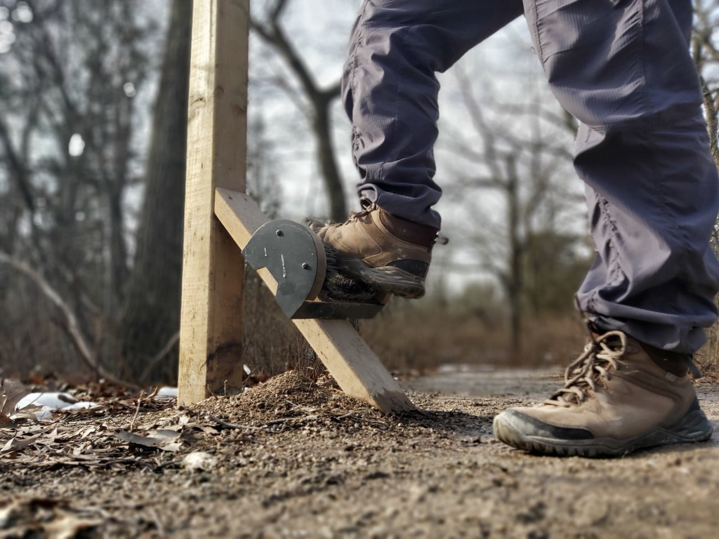 Station de brossage des bottes en cours d’utilisation.