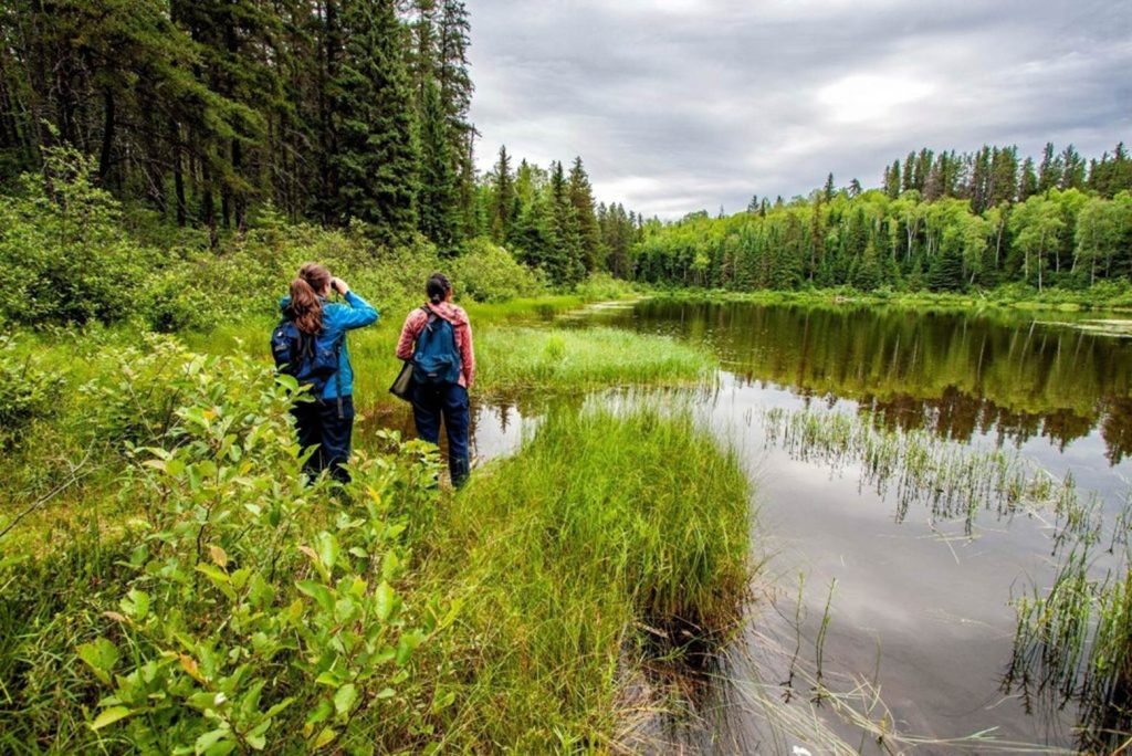 deux randonneuses sur le sentier, regardant le lac