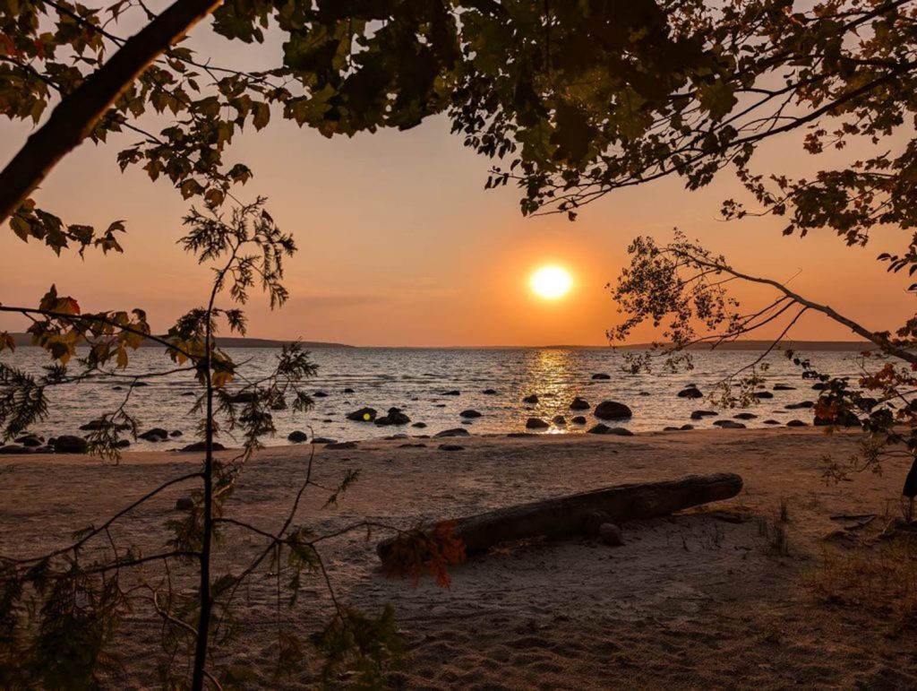 Coucher de soleil sur un lac avec plage